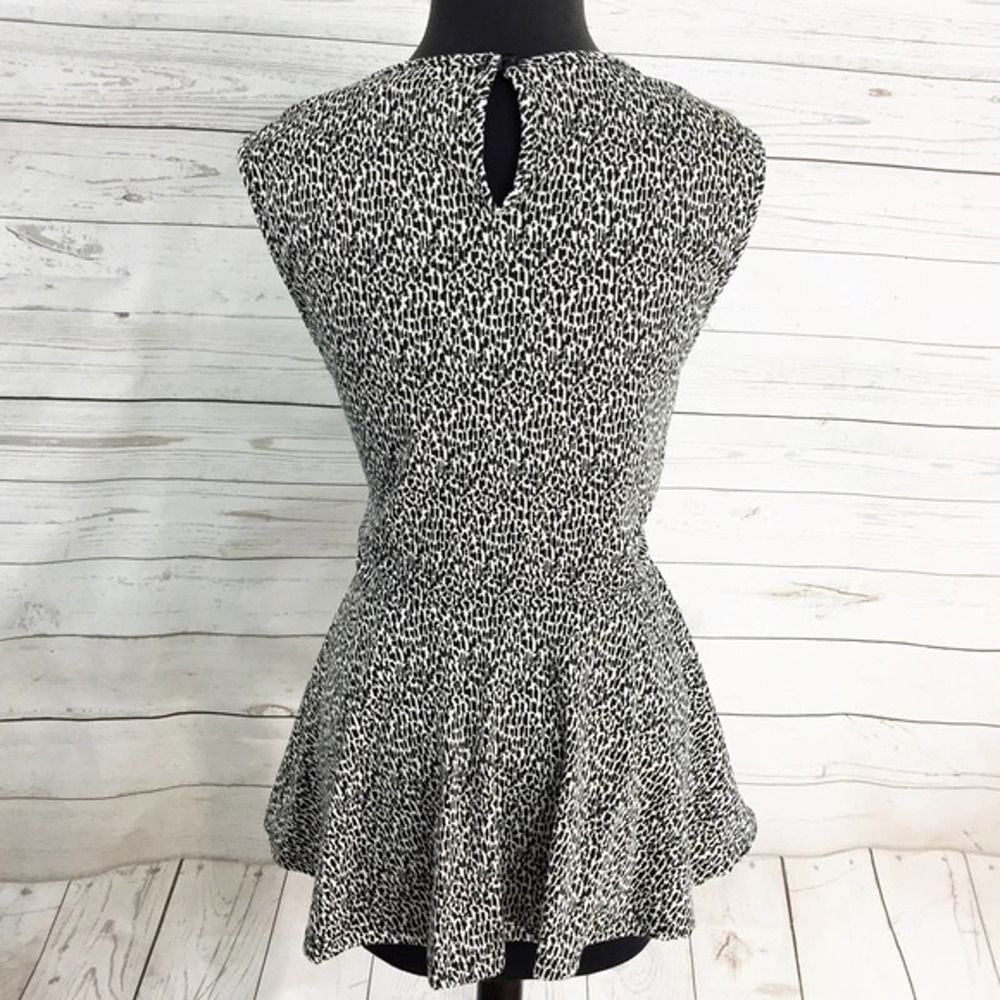 Summer Black & White Peplum keyhole Top 3X - Picture 4 of 4